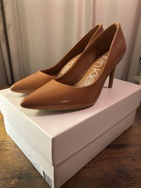 NIB Calvin Klein Gayle Pointed-Toe Leather Pumps Caramel 3.25” Heel
